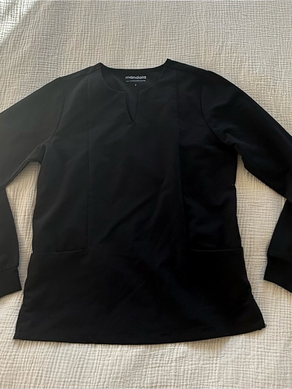 Mandala Scrubs Long Sleeve 6 Pocket Top Black Women’s Size Small